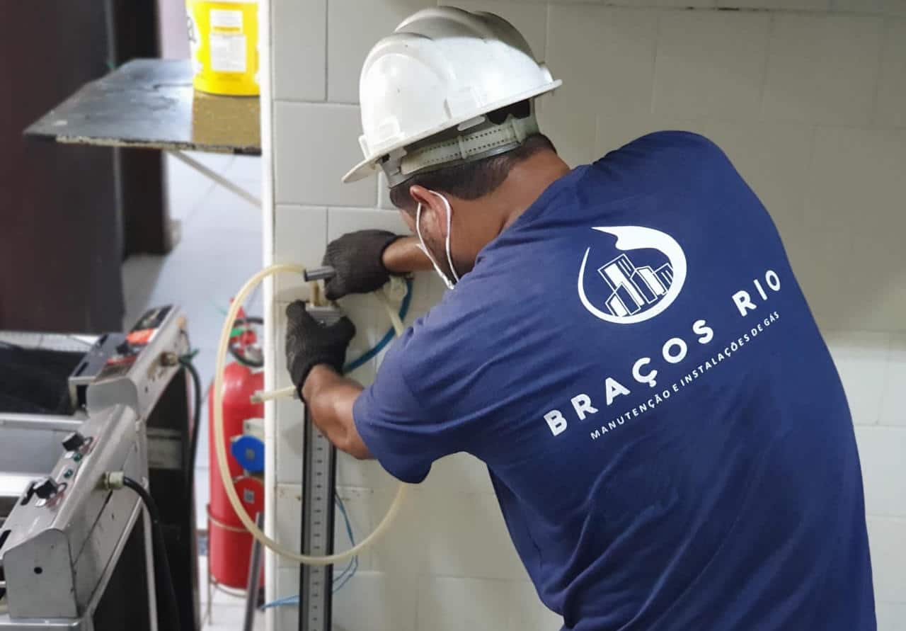 Braços Rio - Técnico realizando teste de estanqueidade